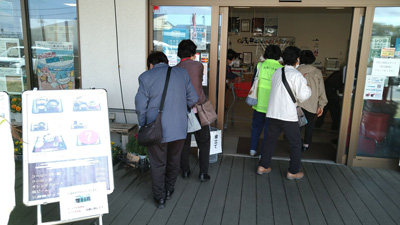 道の駅浅井三姉妹の郷で買い物をする高齢者