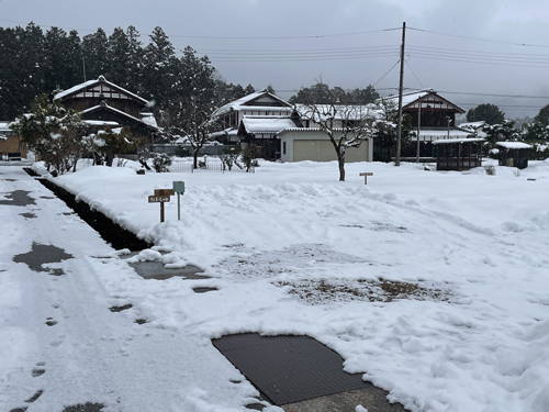 積雪のある八丈岩登山者用の駐車場