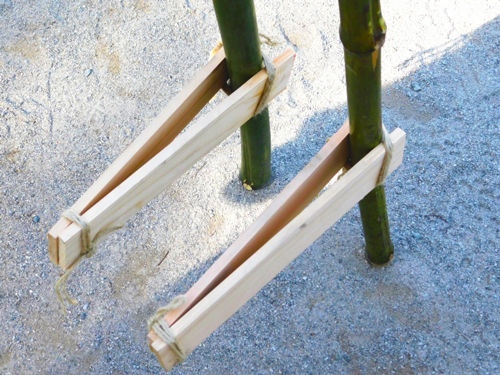 竹と木で作った昔ながらの竹馬