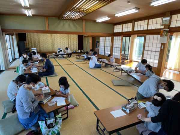 親子でミニ四駆の製作に取り掛かる様子