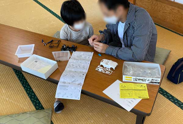 親子で協力して1台のミニ四駆を作る様子