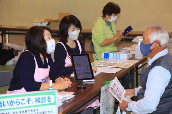 野菜摂取量チェックを受ける男性