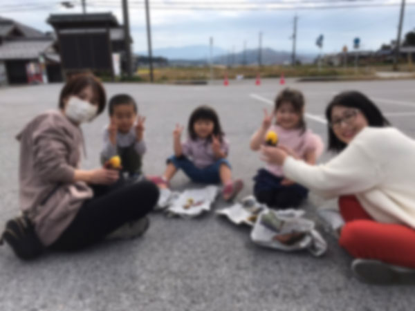 焼き芋を食べる参加者1