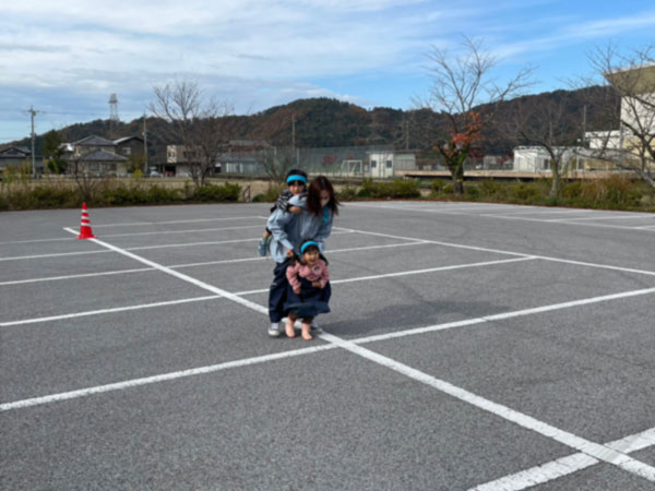 デカパン競争に参加する親子