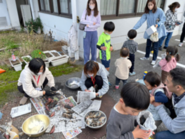 焼きあがった焼き芋を受取る参加者