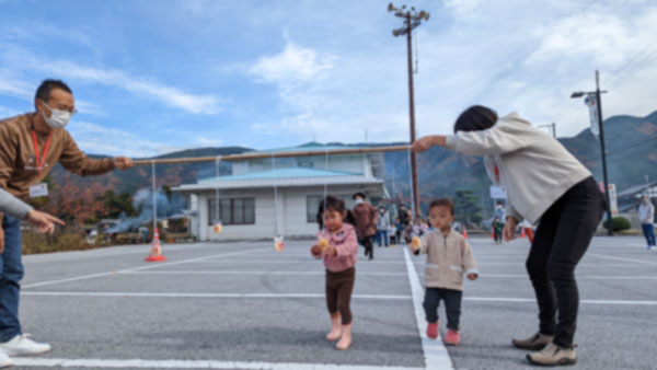 お菓子とり競争の様子