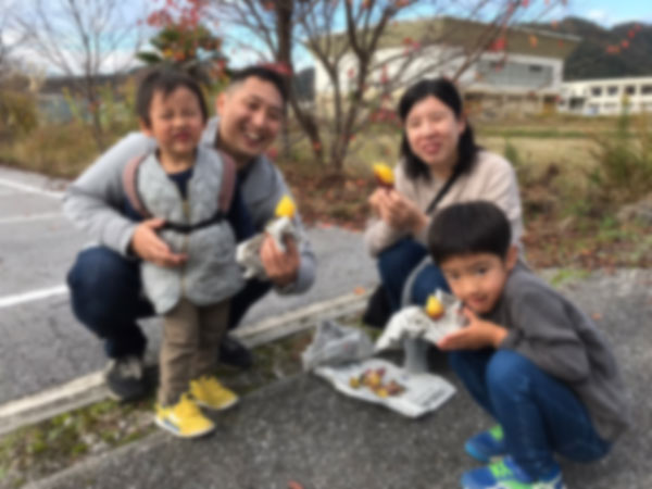 焼き芋を食べる参加者9