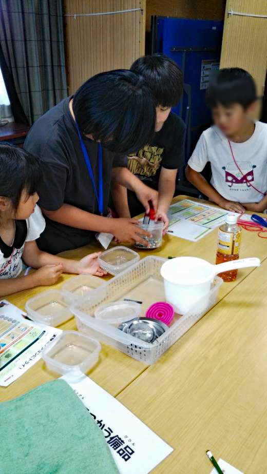 実験をする子ども達