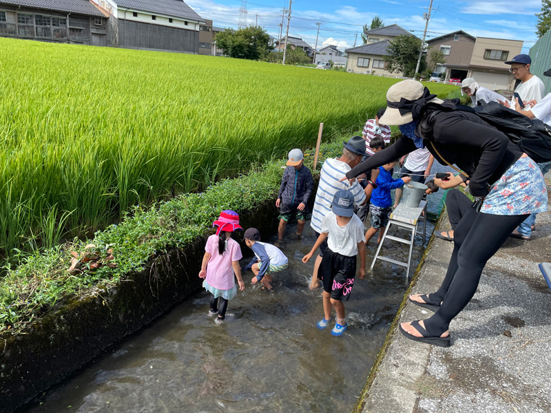 鮎の場所を伝える母親