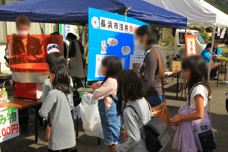 綿菓子の出展ブースに並ぶ人