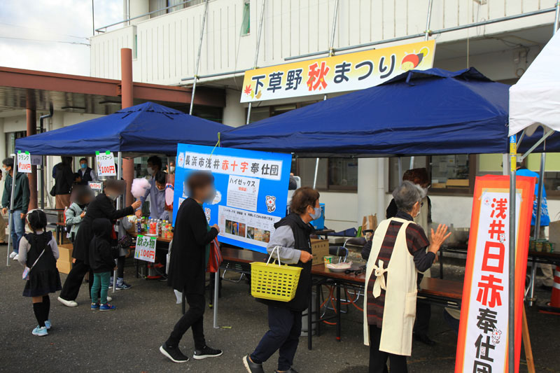 出展ブースを楽しむ参加者