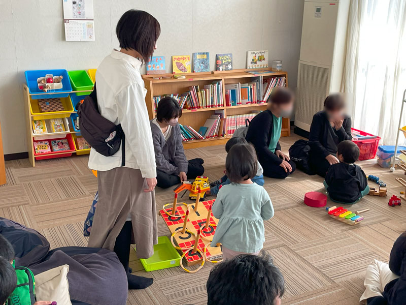 幼児スペースで遊ぶ子ども達