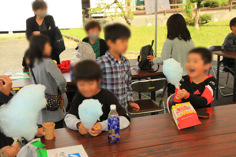 楽しそうに綿菓子を食べる子ども達