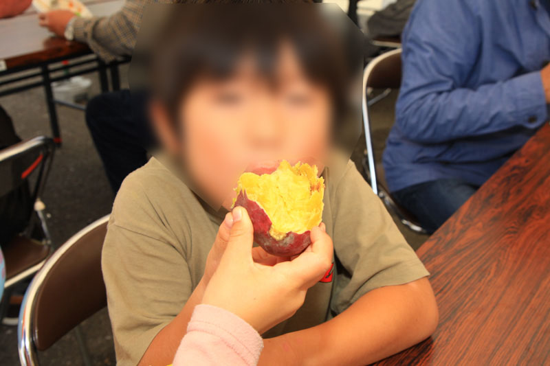 焼き芋を食べる子供