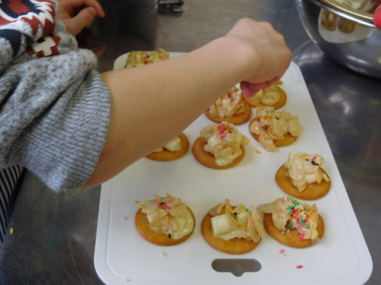 親子でチョコクランチを作る様子