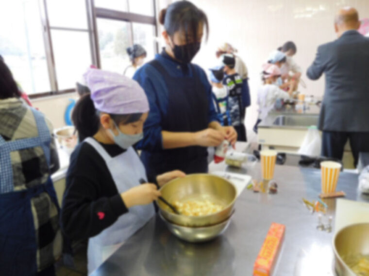 親子でチョコクランチを作る様子