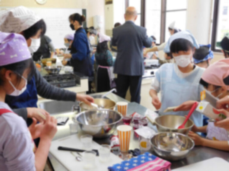 親子でチョコクランチを作る様子