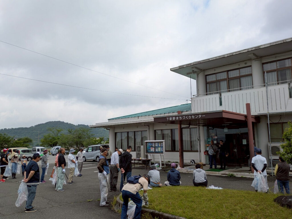 主催者が参加者に注意事項やお願いをアナウンスしている