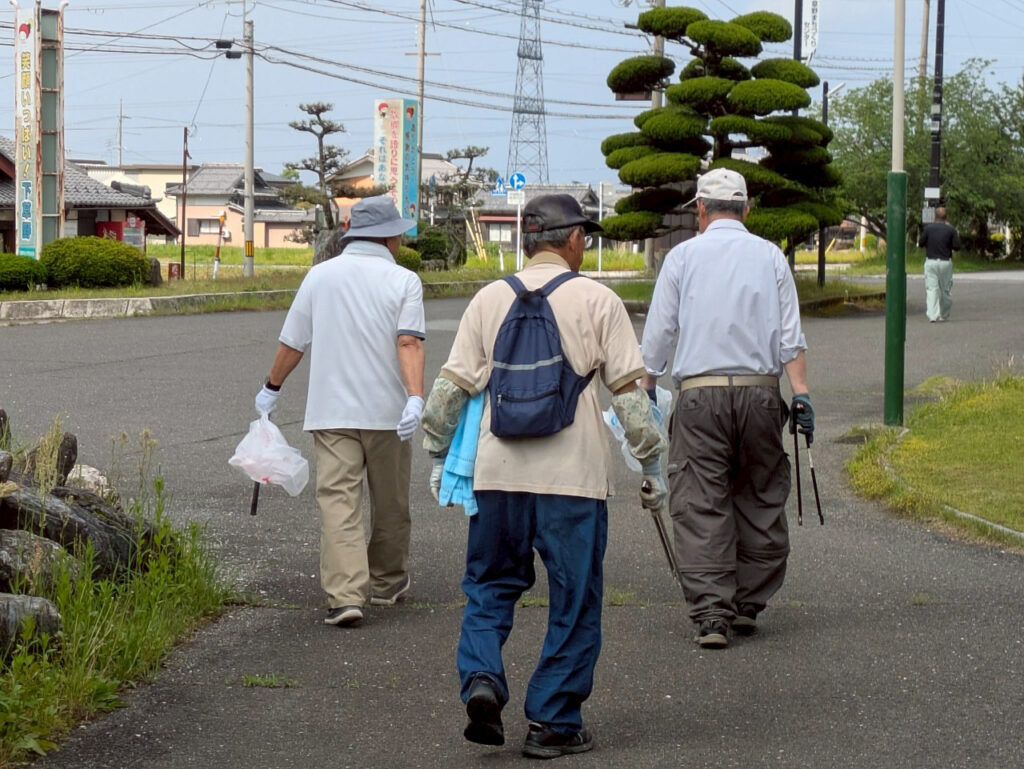 ゴミゼロ大作戦に参加した人がゴミを求め出発したとおころ