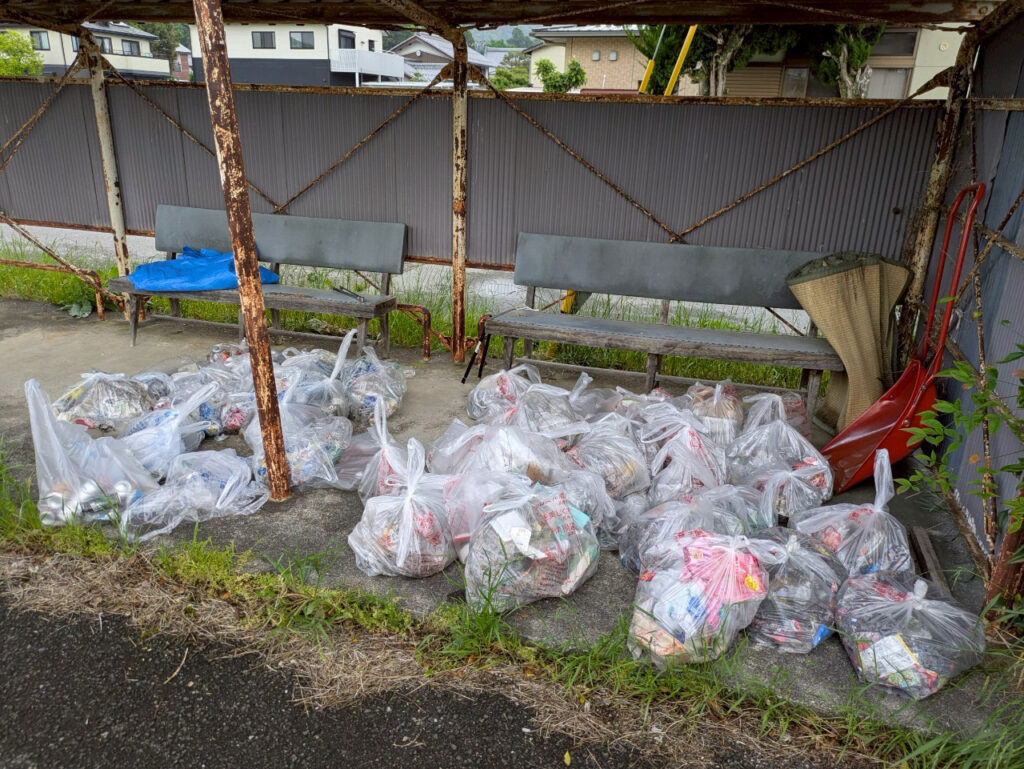 回収したごみの山