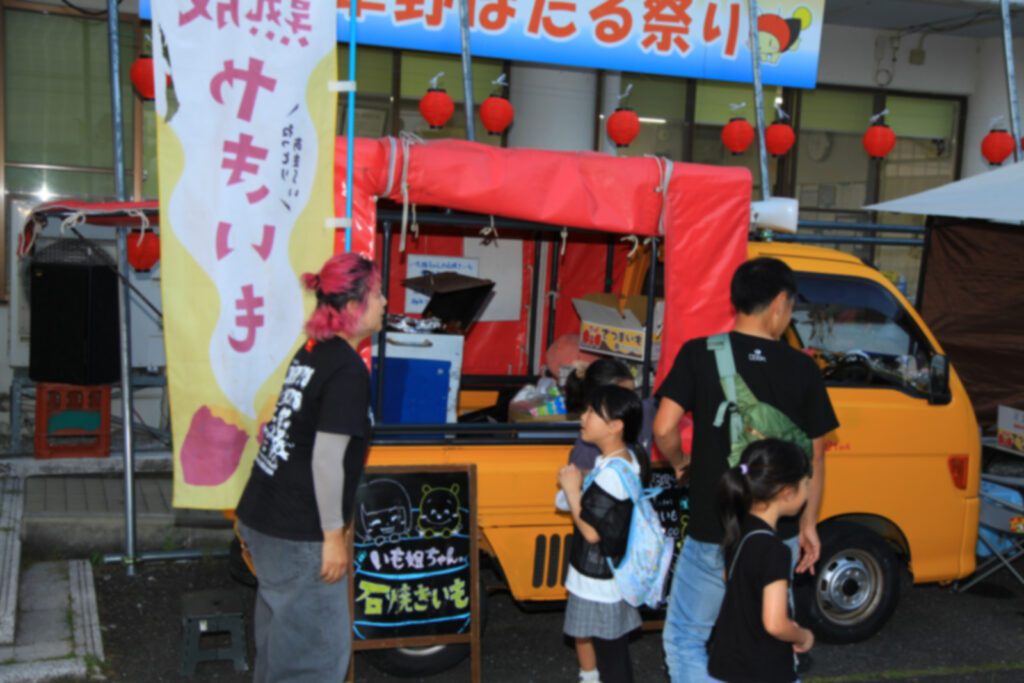 ほたる祭り2025の石焼き芋の屋台に並ぶ人たち