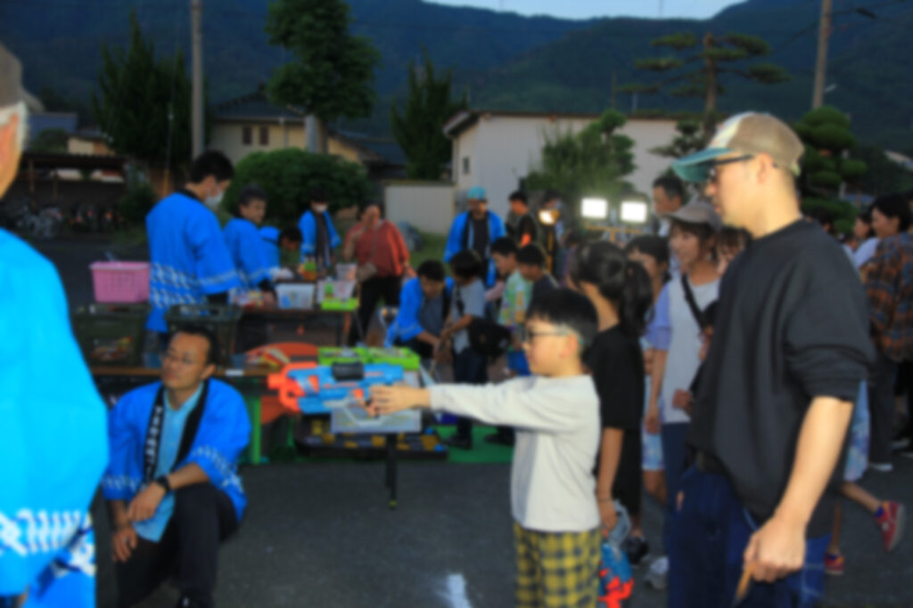 ほたる祭り2025で的当てゲームをする子ども
