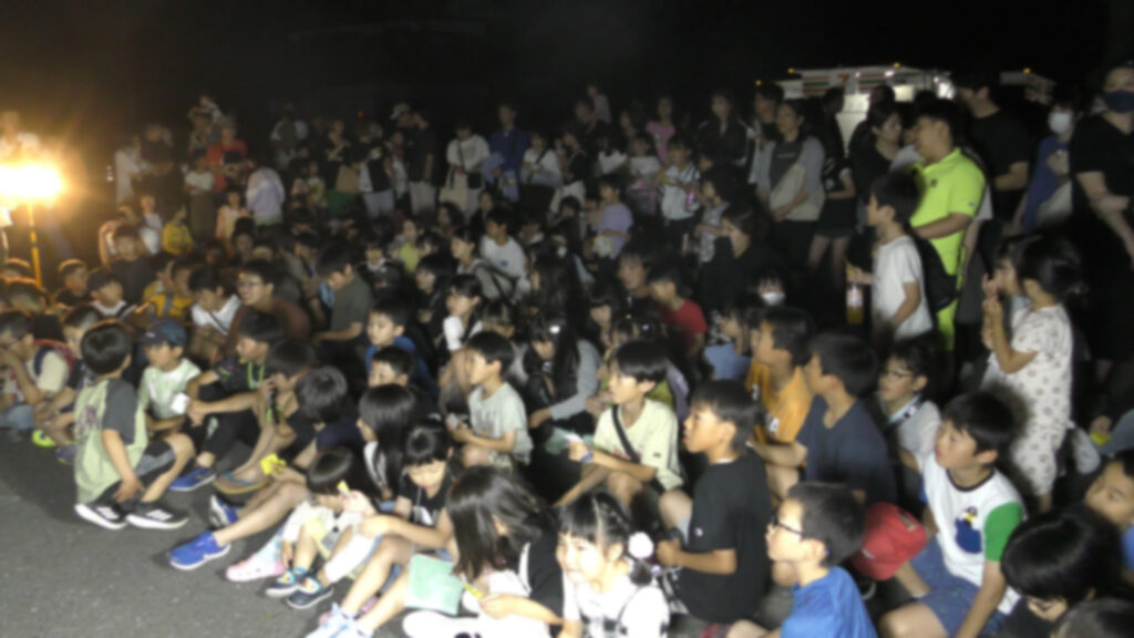ほたる祭り2025で抽選会の発表を待つ参加者