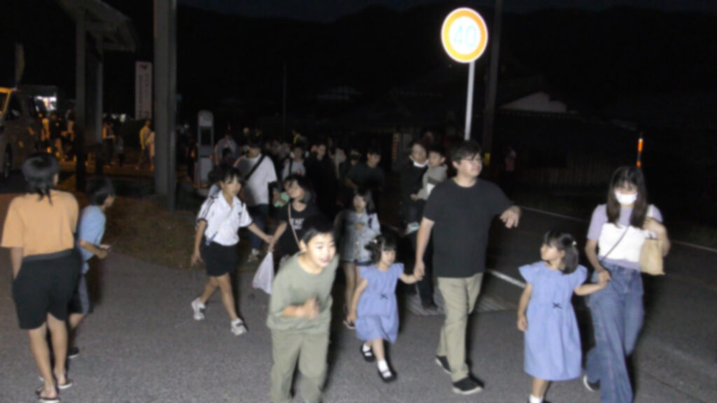 ほたる祭り2025でほたる鑑賞会に出発する人たち
