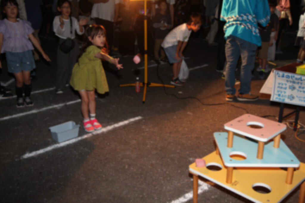 ほたる祭り2025でボール投げをする子ども