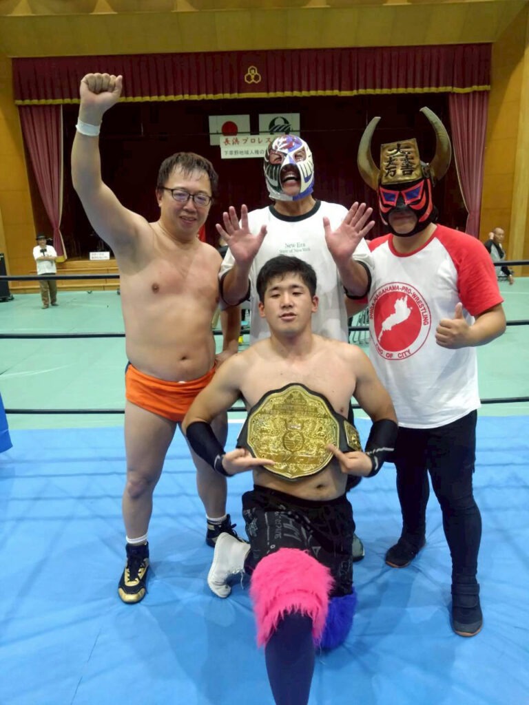 人権のつどいと試合の後でレスラーが記念撮影