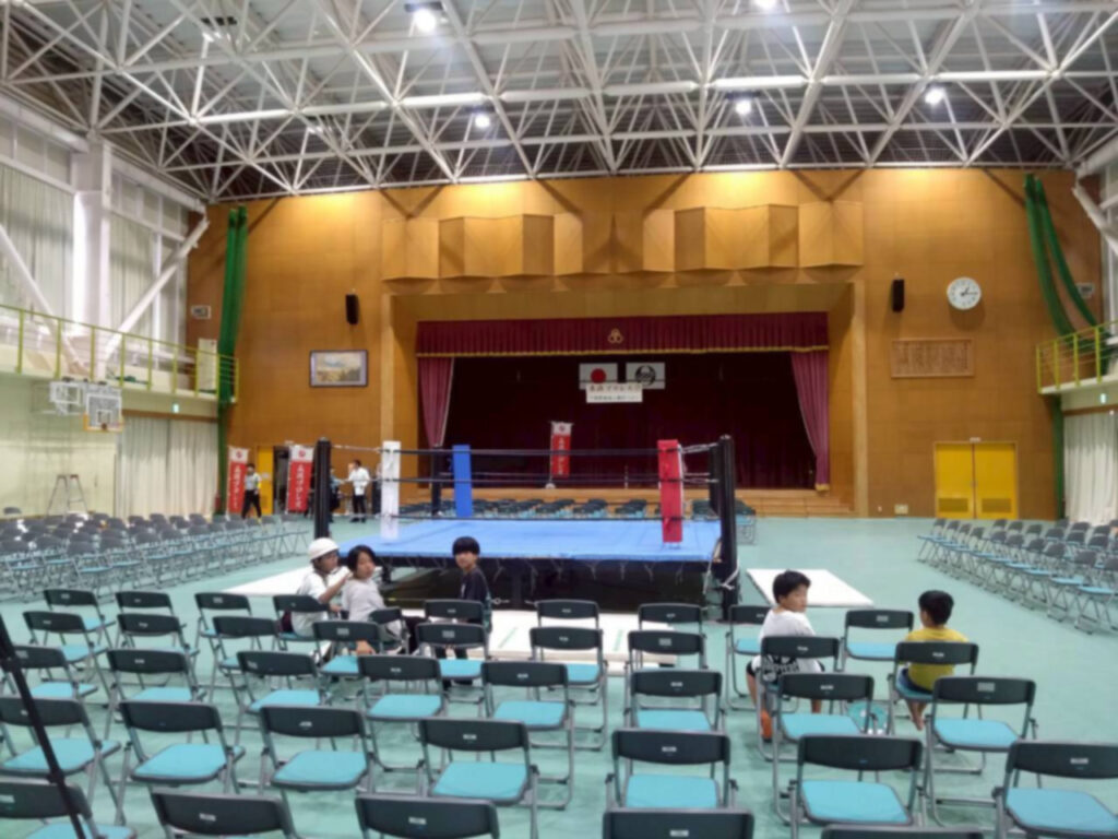 開演前のプロレスの試合会場
