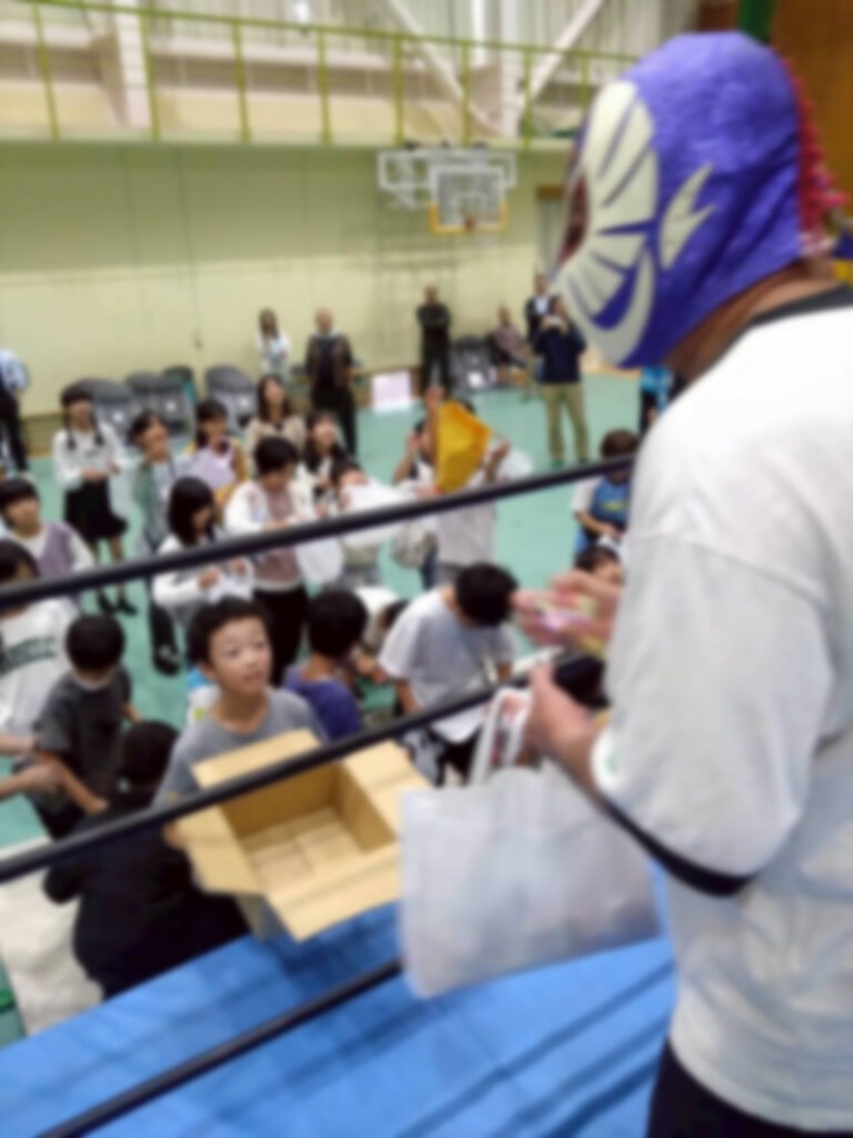 プロレスラーがお菓子撒きをしている