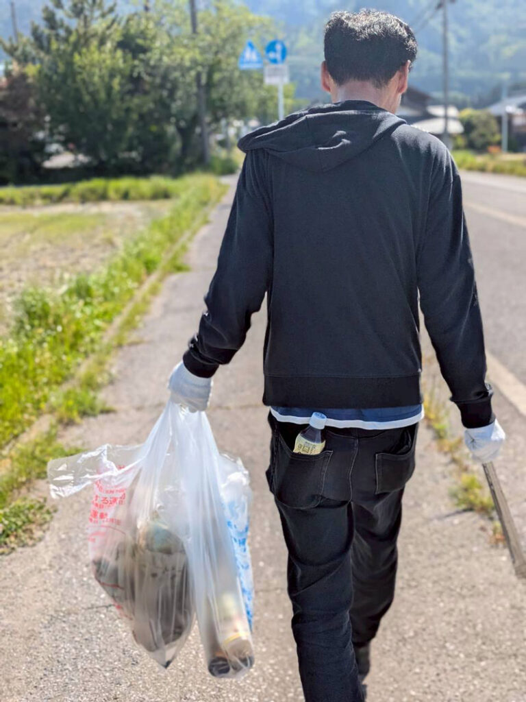 道端にあるごみを拾う参加者