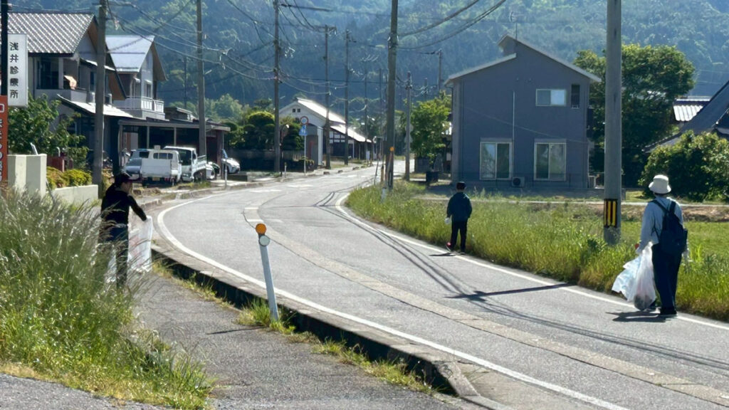 道端にあるごみを拾う参加者