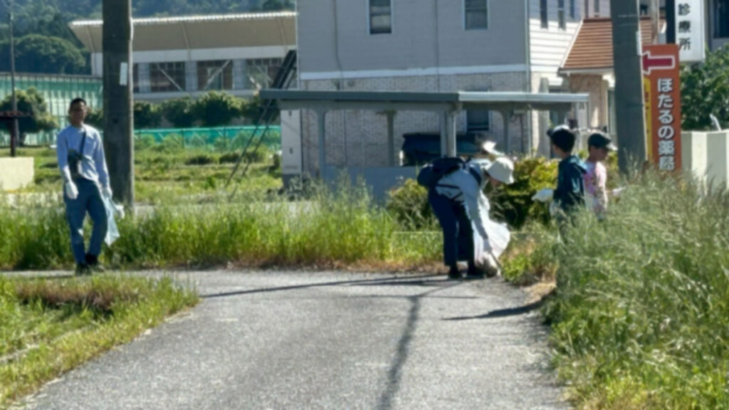 道端にあるごみを拾う参加者