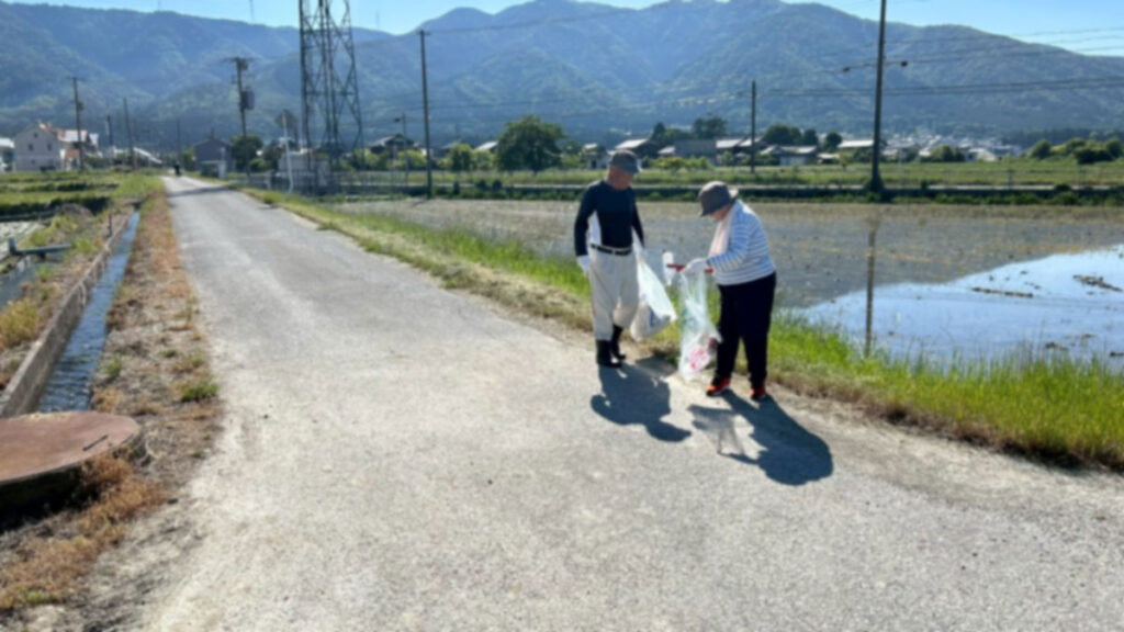 道端にあるごみを拾う参加者