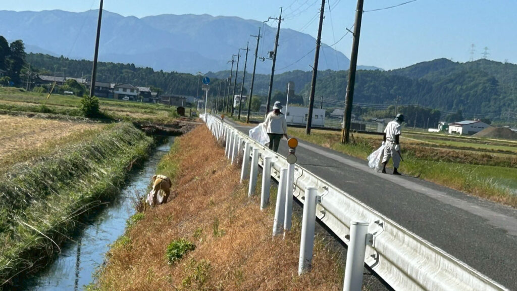 道端にあるごみを拾う参加者