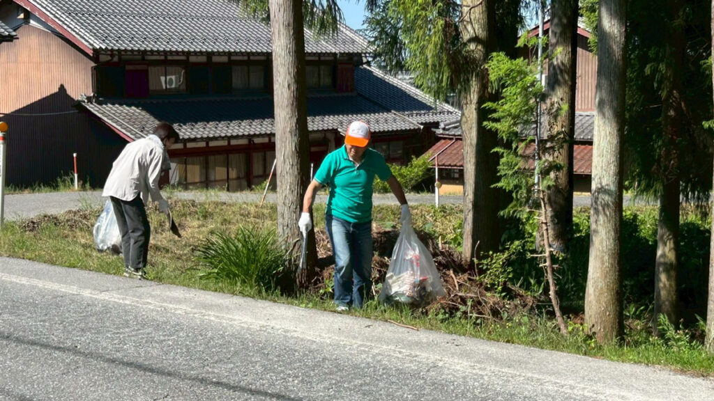道端にあるごみを拾う参加者