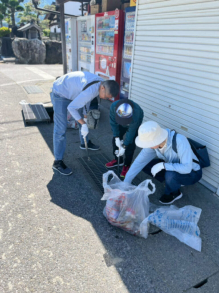 店舗の前にあるごみを拾う参加者
