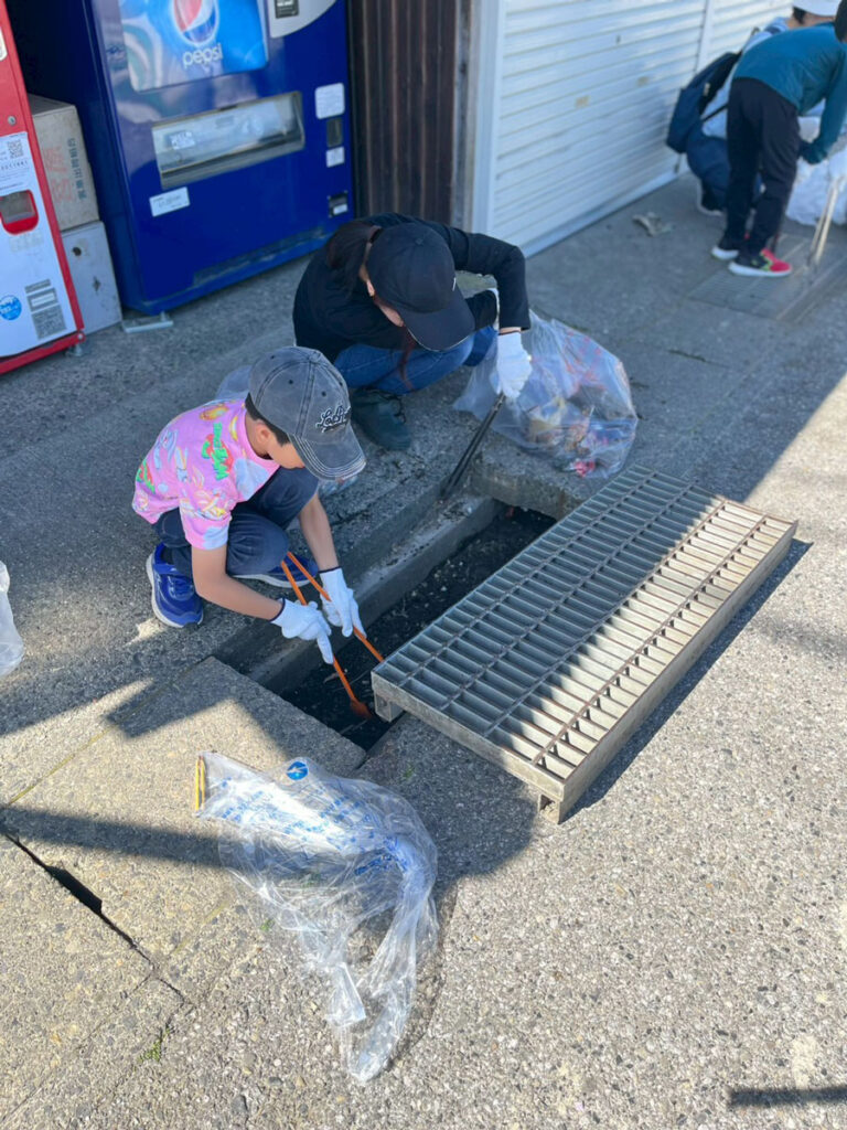 店舗の前にあるごみを拾う参加者
