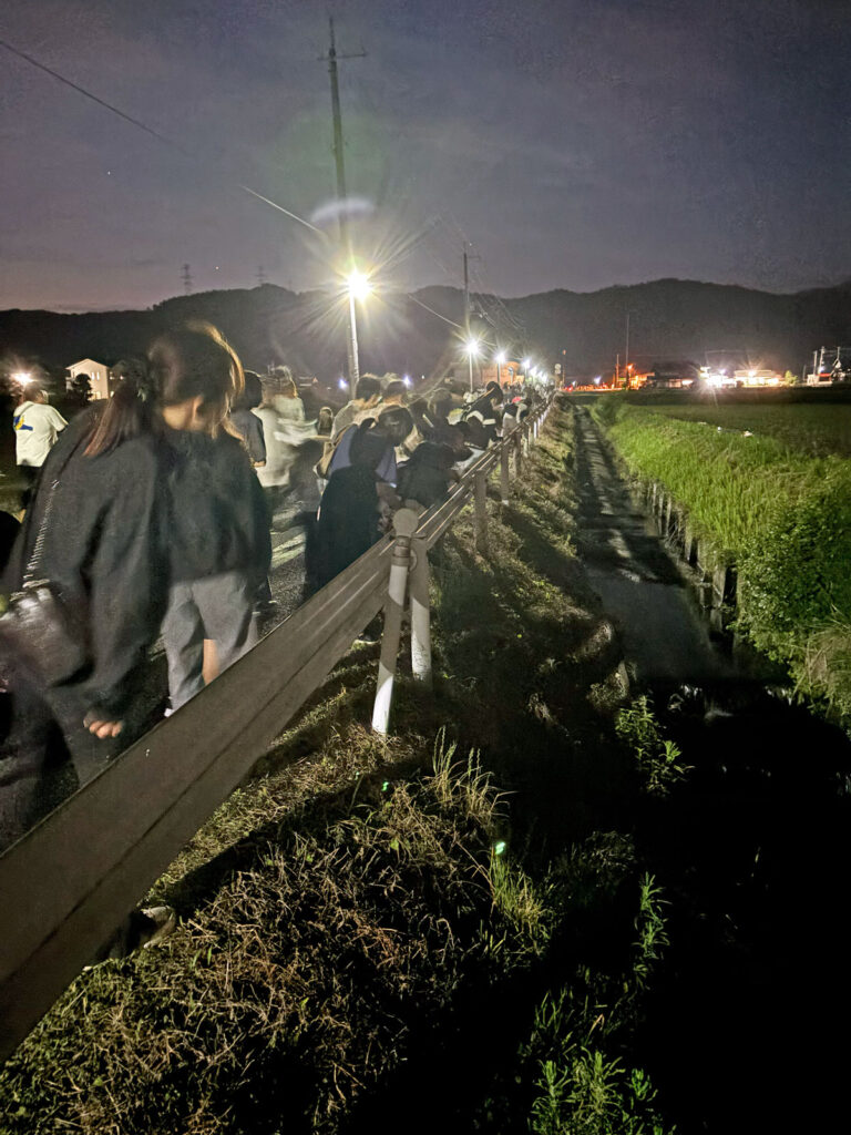川沿いにいるほたるを見る参加者