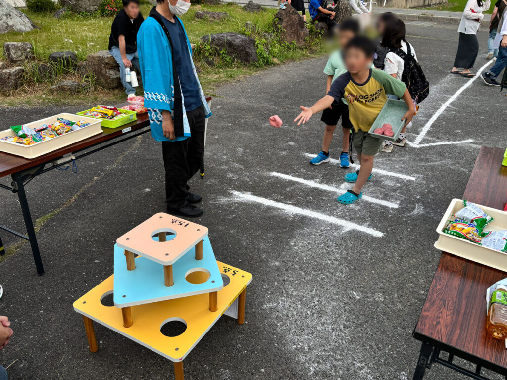 ゲームコーナーで楽しむ子供たち