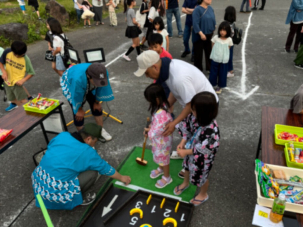 ゲームコーナーを楽しむ姉妹