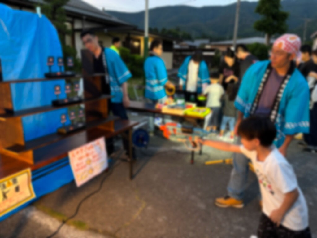ゲームコーナーで遊ぶ子供