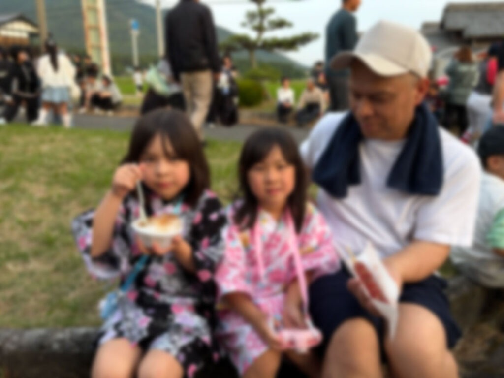 移動販売車で買った食べ物を食べる姉妹