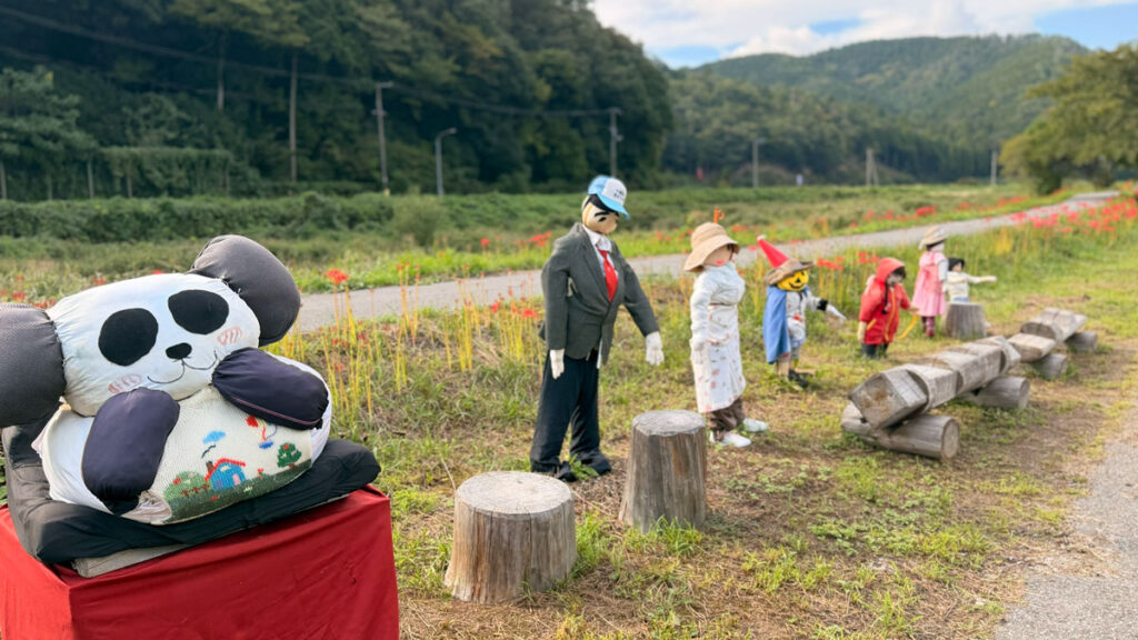 来客を迎える案山子