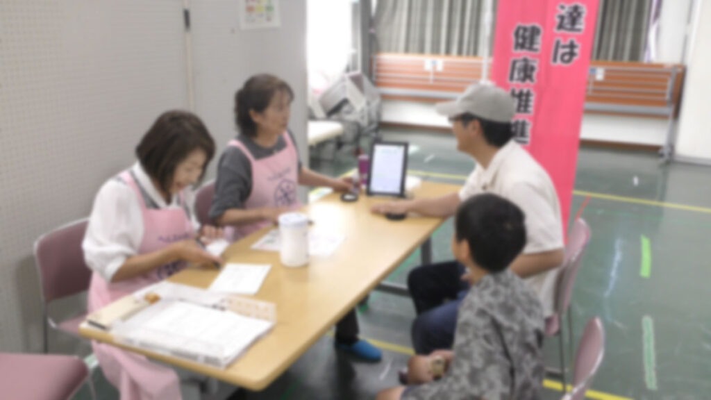 健康相談、ベジチェックをする親子