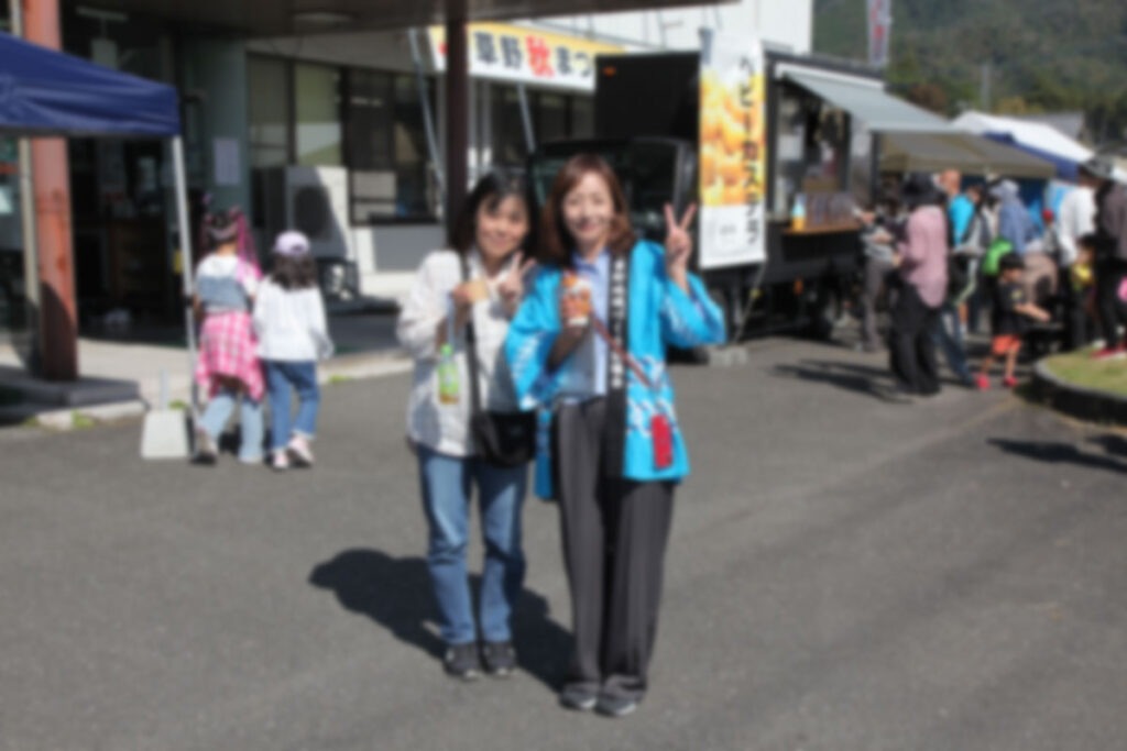 祭りを楽しむ女性たち