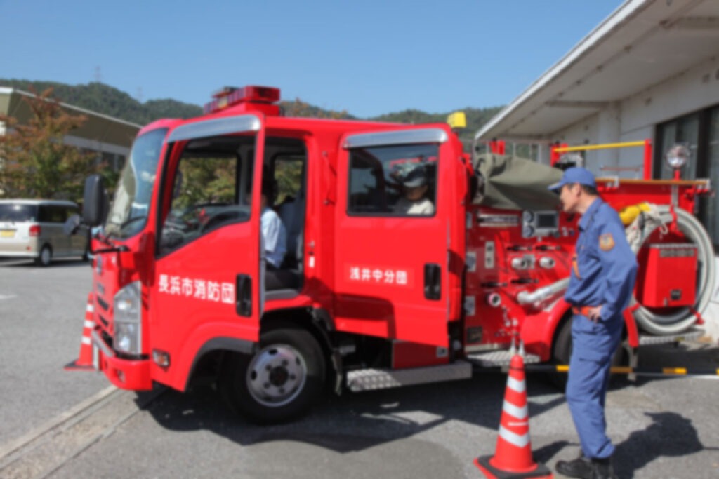 消防車の乗車体験をする子供たち