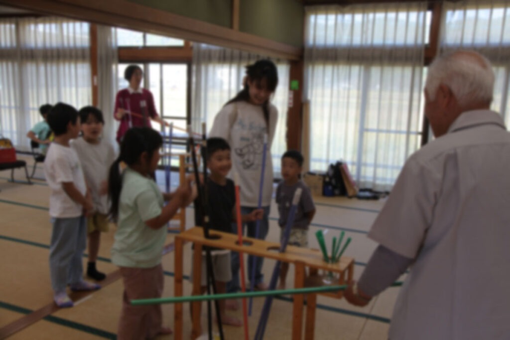 吹き矢体験をする人たち